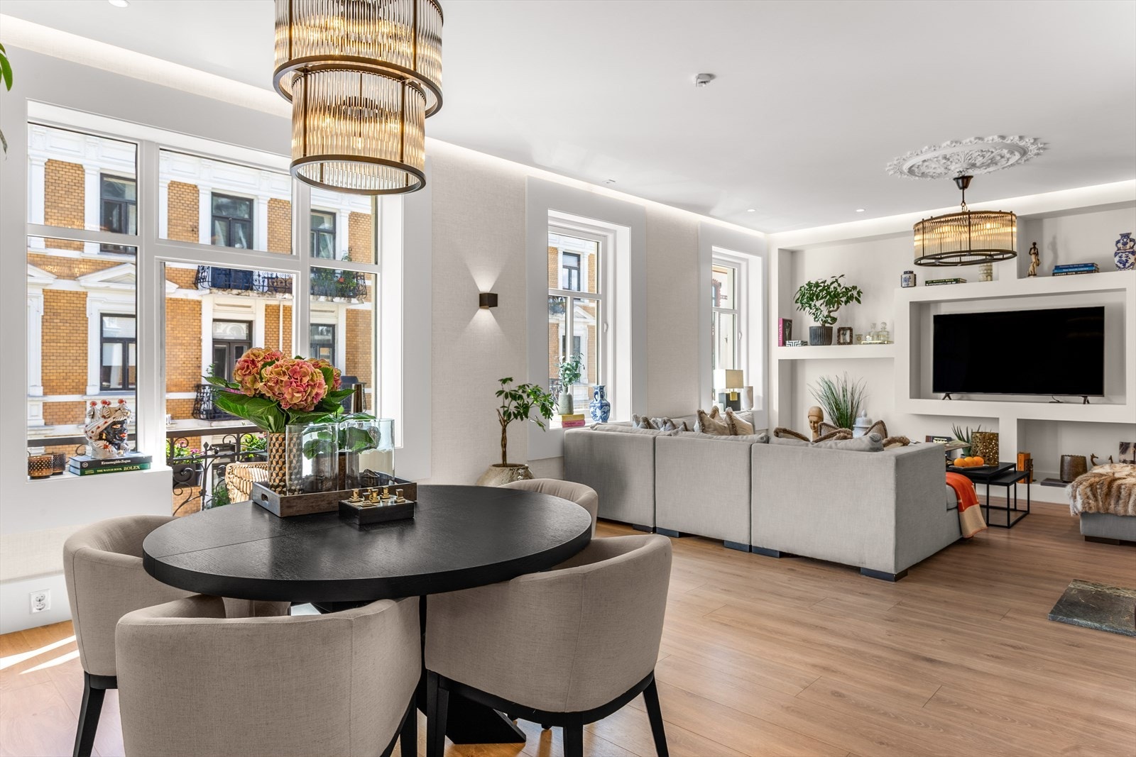 Spisestuedel praktisk plassert mellom stue og åpen kjøkkenløsning Galleribilde