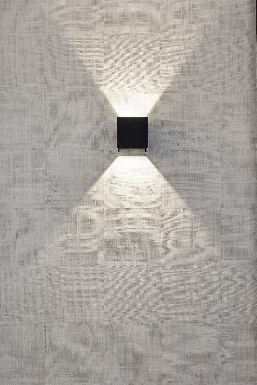 Lekre spotter med up -og downlight funksjon. Legg spesielt merke til strukturen i den lune franske tapet Galleribilde