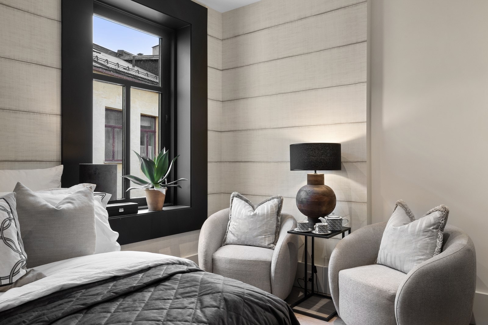 Med plass til sittegruppe på soveværelset. Værelset vender ut mot bakgård, det er i tillegg dør (ny, lyd -og brannklassifisert) til baktrapp fra rommet Galleribilde