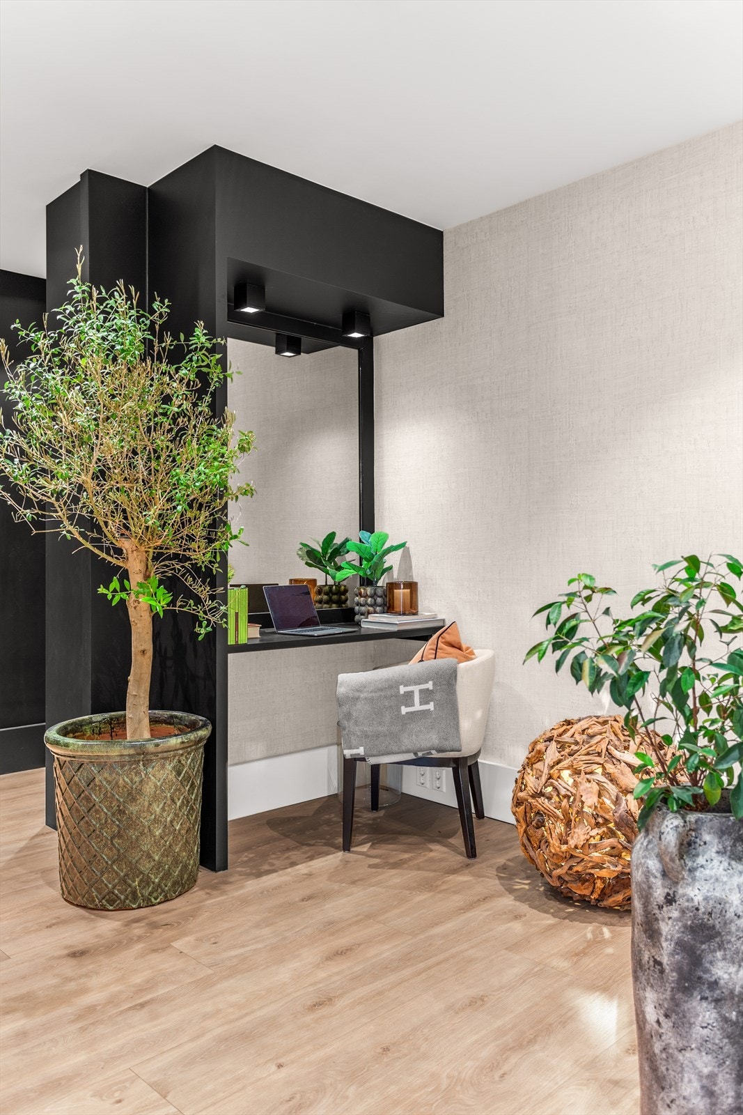 Hall er holdt i lyse farger med kontraster i garderobeløsning Galleribilde