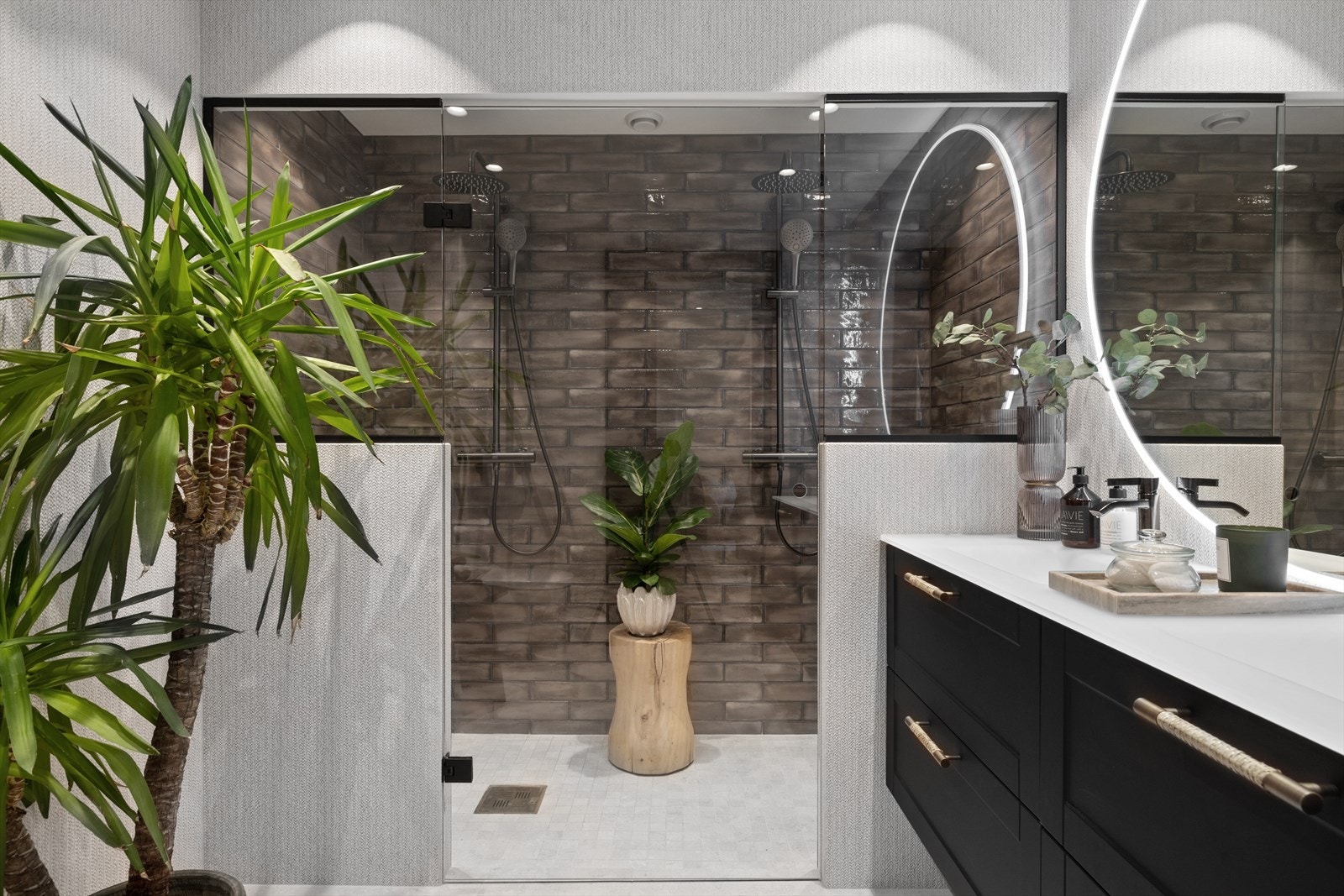 Lekkert, flislagt bad fra 2024. Det foreligger dokumentasjon på oppbygging av baderommet med røropplegg, membran, sluk, varmekabler m.m. Galleribilde