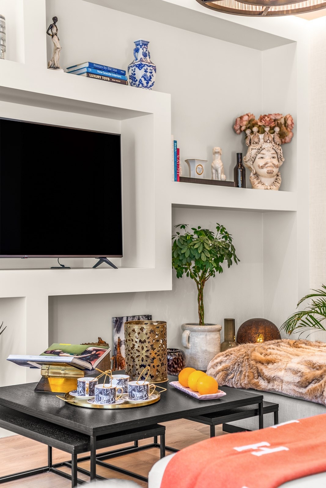 Plassbygget reol i lys og innbydende farge, ton-i-ton med tapet, listverk og tak Galleribilde