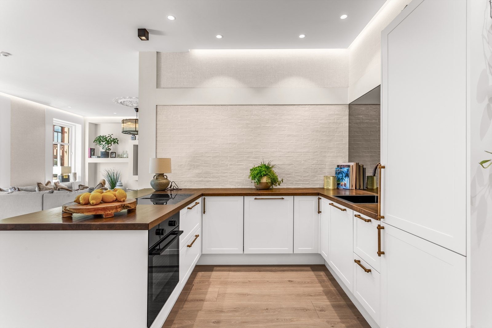 Smarte løsninger må til for at kjøkken og spiseplass skal fungere i et åpent allrom Galleribilde