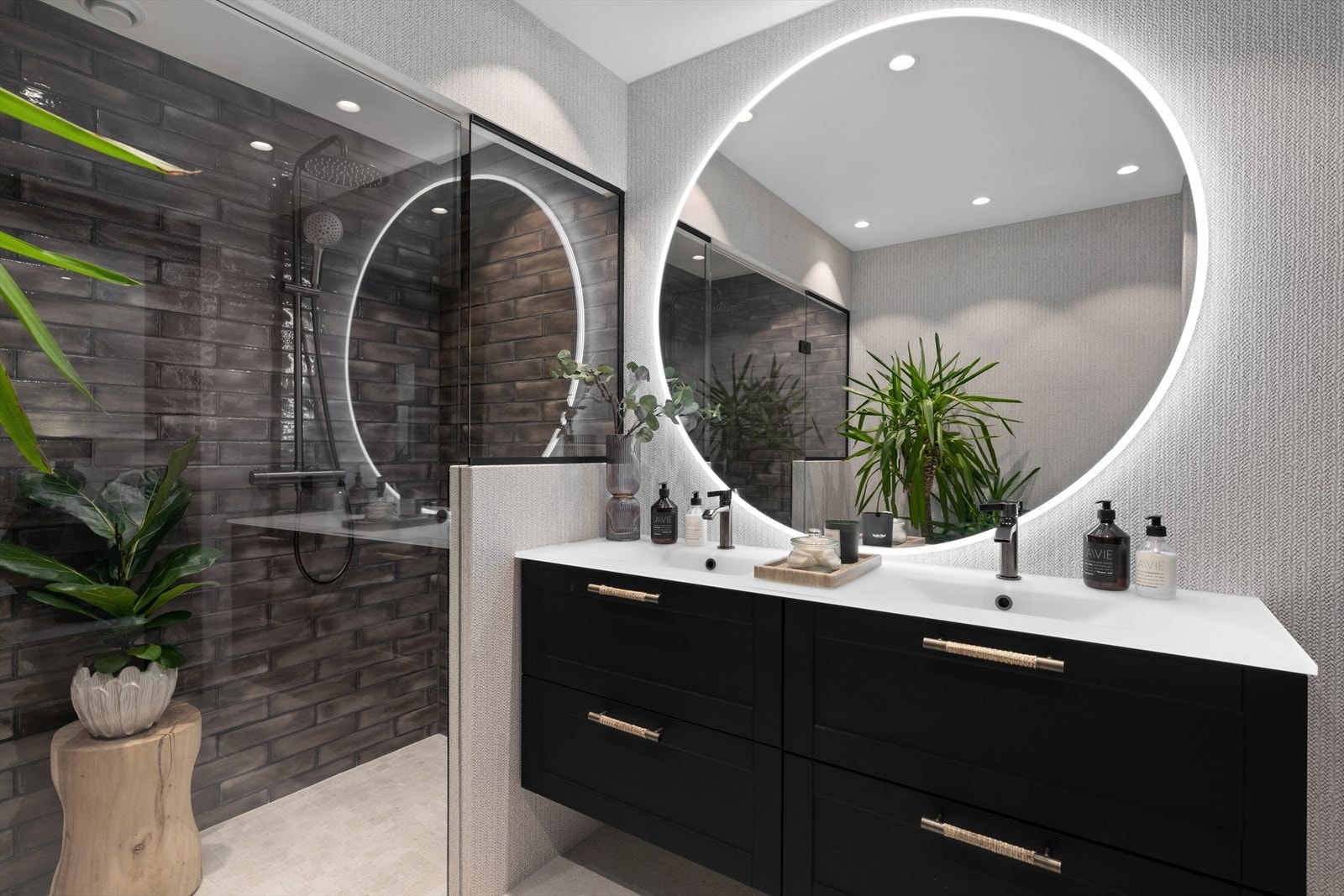 Innredning fra Scala bad. Det er lagt opp til montering av badekar dersom dette er et ønske Galleribilde