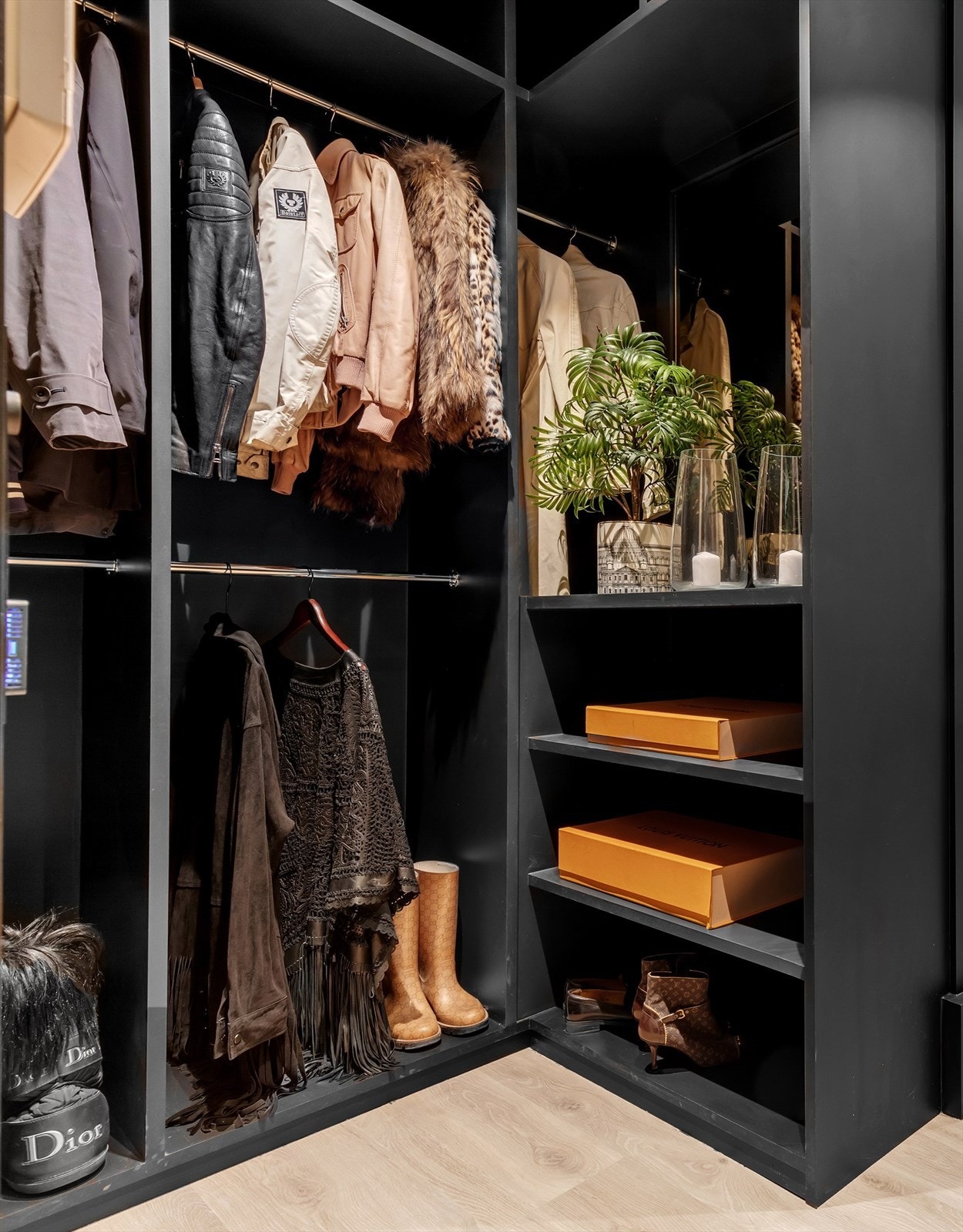 Innenfor ytre entré i leiligheten er det stor garderobeløsning med god plass til yttertøy -og sko Galleribilde