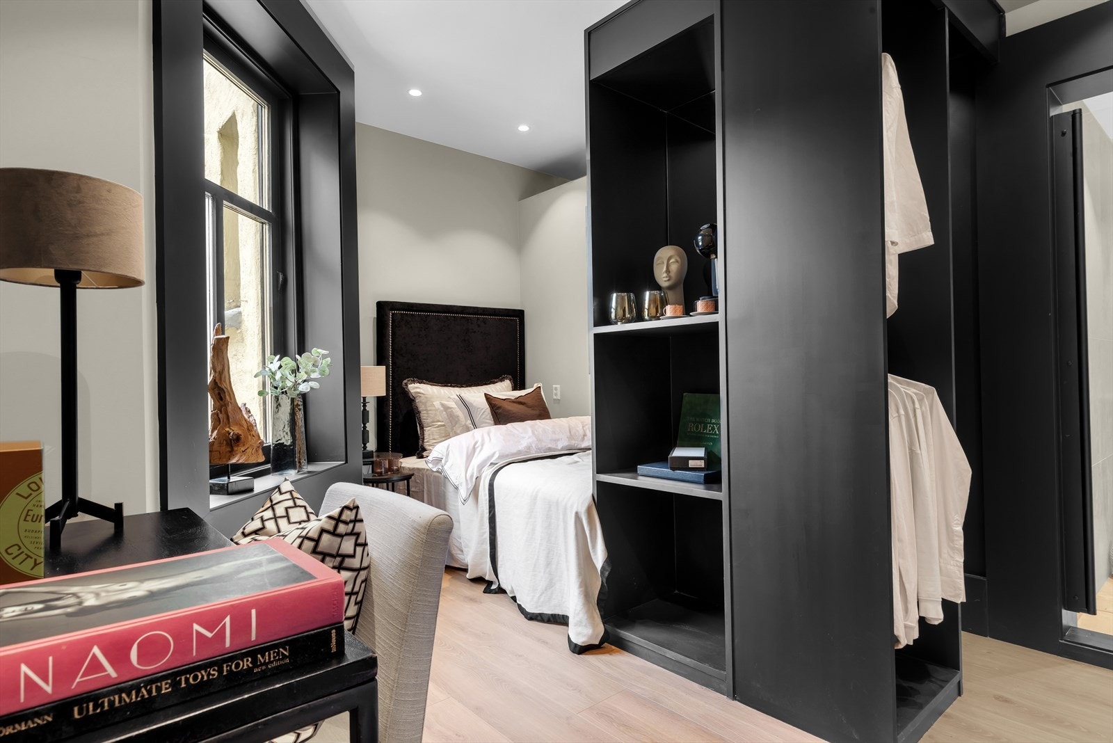 Leilighetens andre En suite, soverom med eget bad, har en areal effektiv løsning og godt med garderobeplass Galleribilde