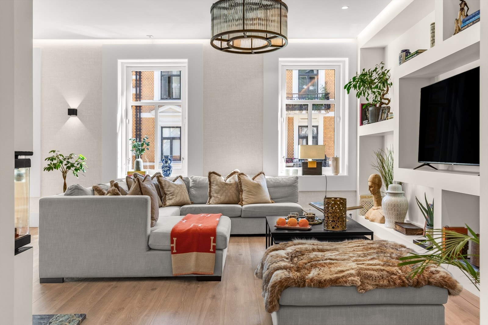 Klassisk leilighet med generøs takhøyde, store vindusflater, peis og balkong Galleribilde