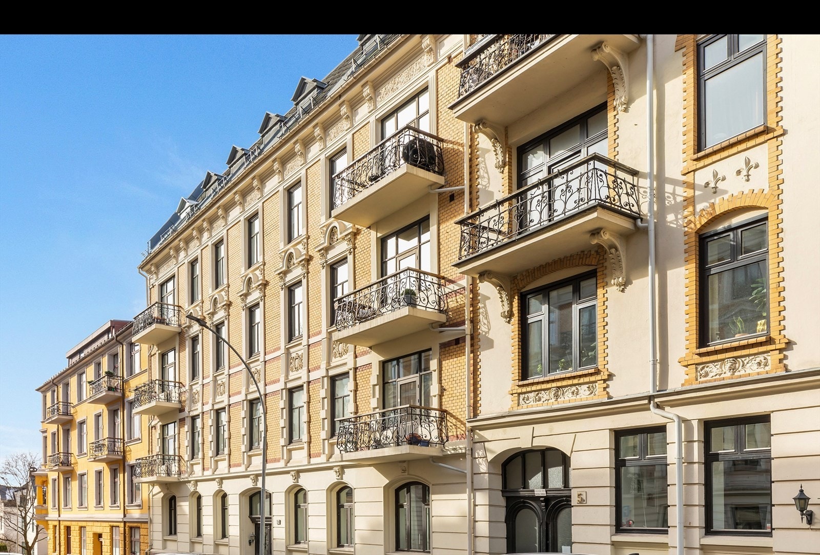 Fasade og inngangsportal Tostrups gate 24, en klassisk Frogner bygård tegnet av arkitekt karl Høie Galleribilde