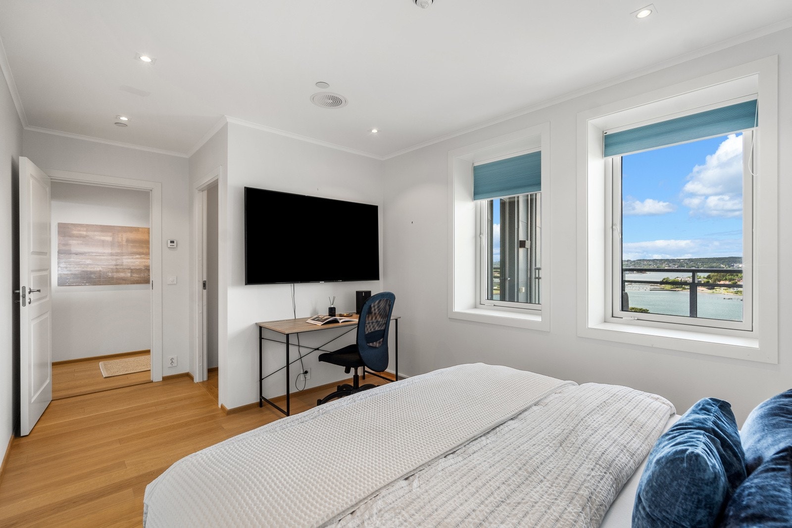 Romslig soverom nr 2 av 2 Galleribilde