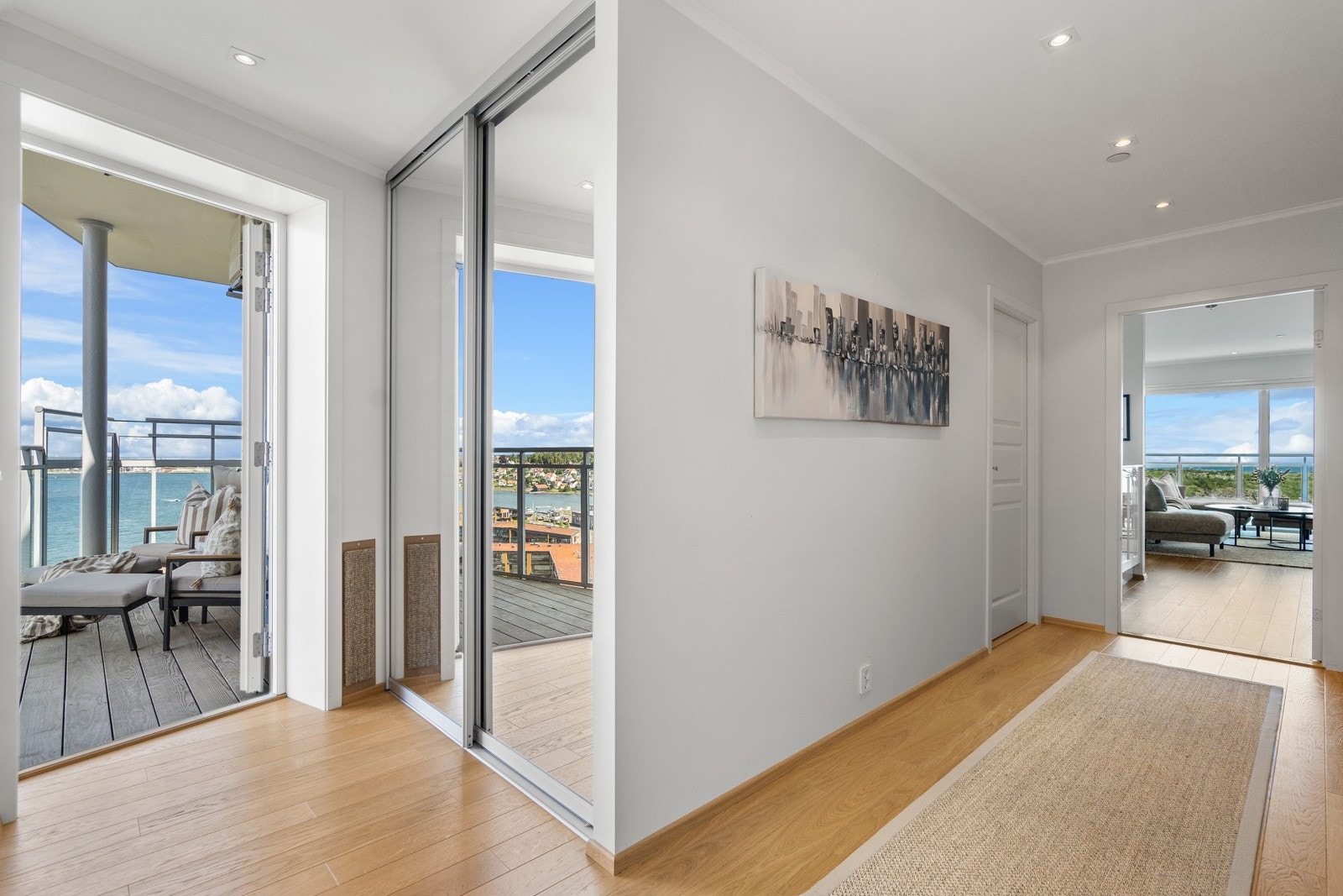 Entrè/hall med skyvedørsgarderobe Galleribilde