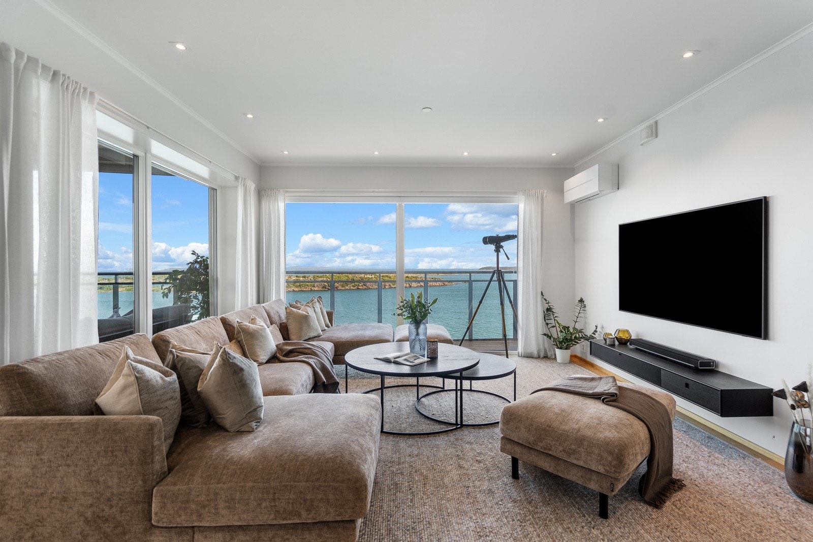 Romslig og fin stue Galleribilde