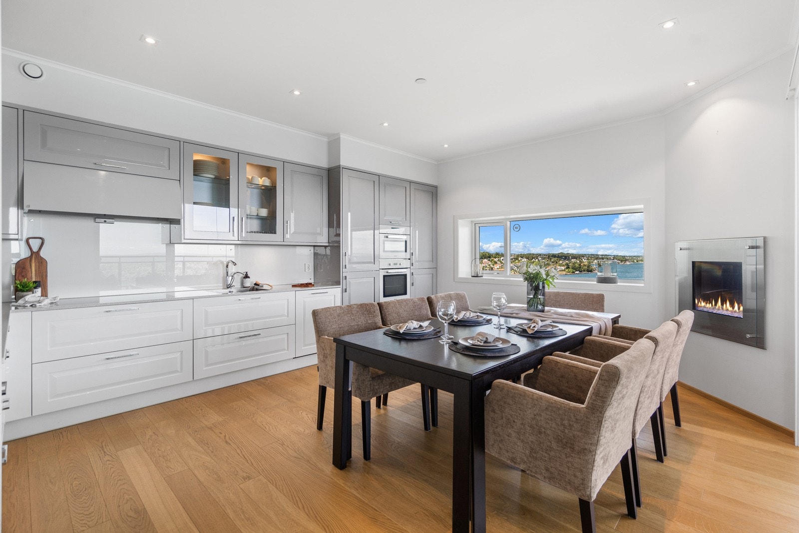 Stor spiseplass i forbindelse med kjøkkenet Galleribilde