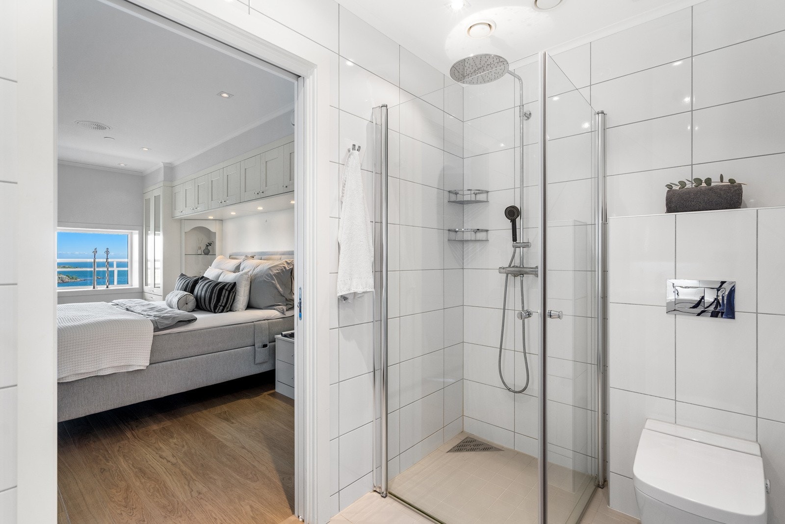 Fra master bed-room er det adkomst til eget, privat bad Galleribilde