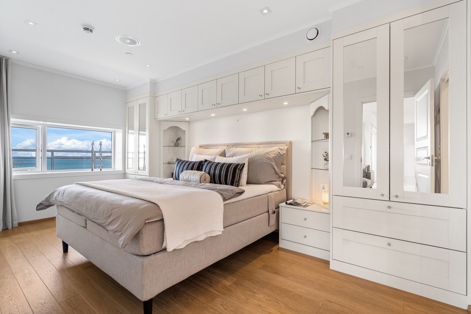 Master bed-room med plassbygget skapplass Galleribilde