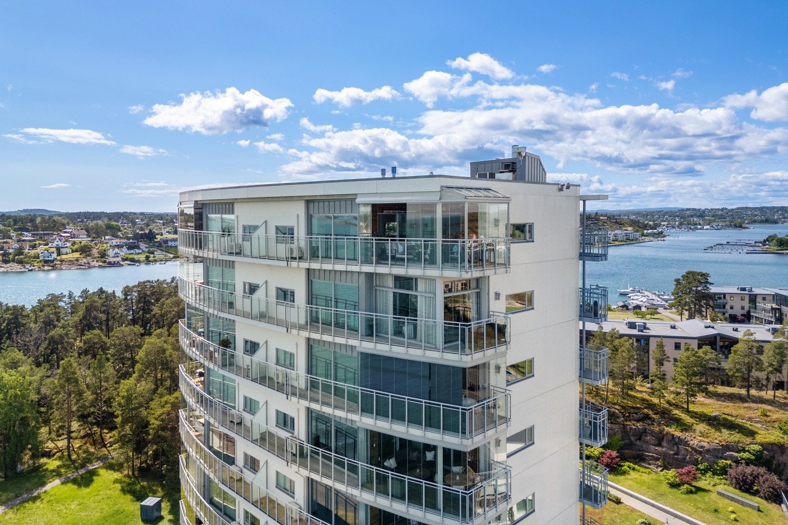 Her bor man helt i toppen og med helt rå utsikt Galleribilde