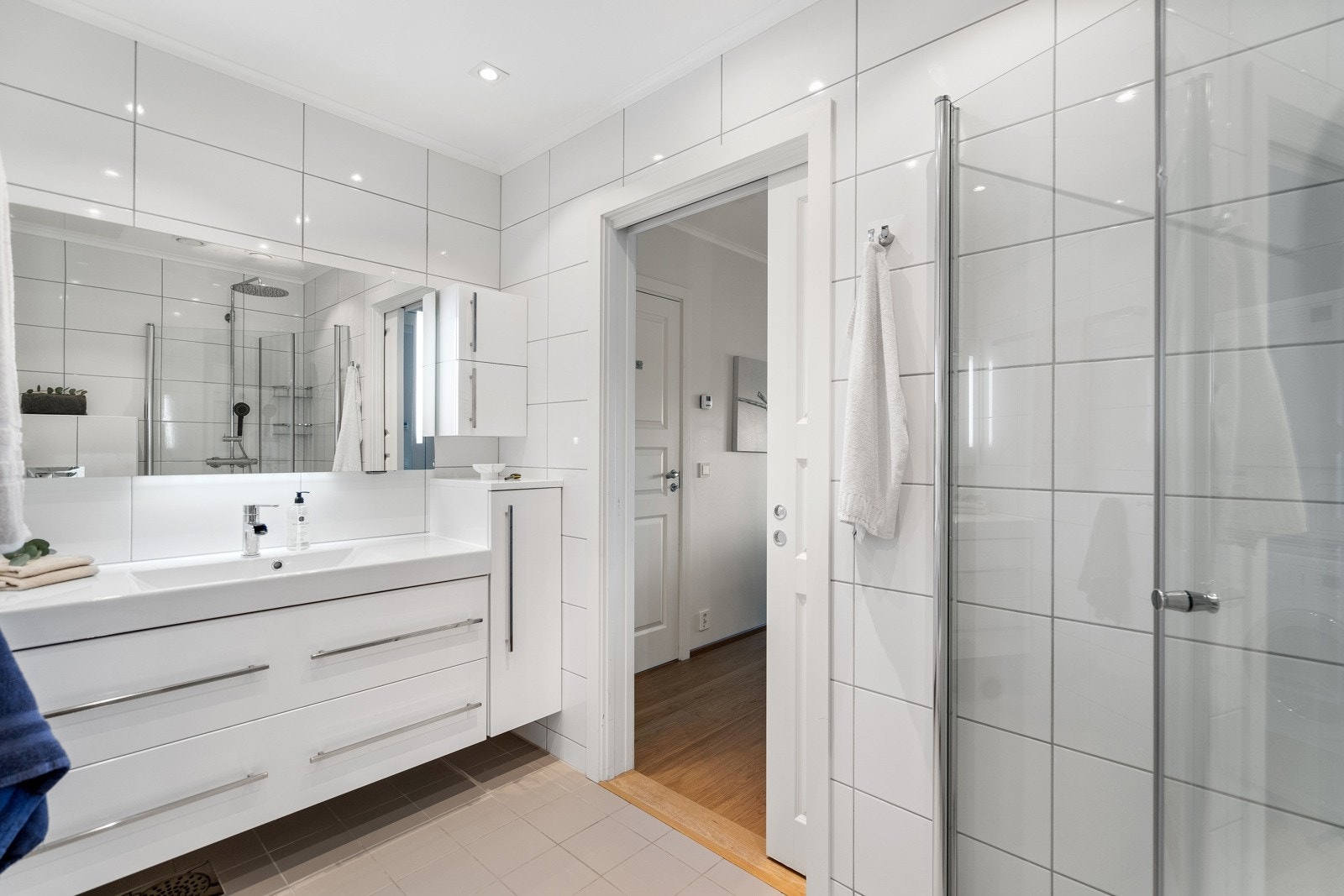 Badet er flislagt på gulv og vegger Galleribilde