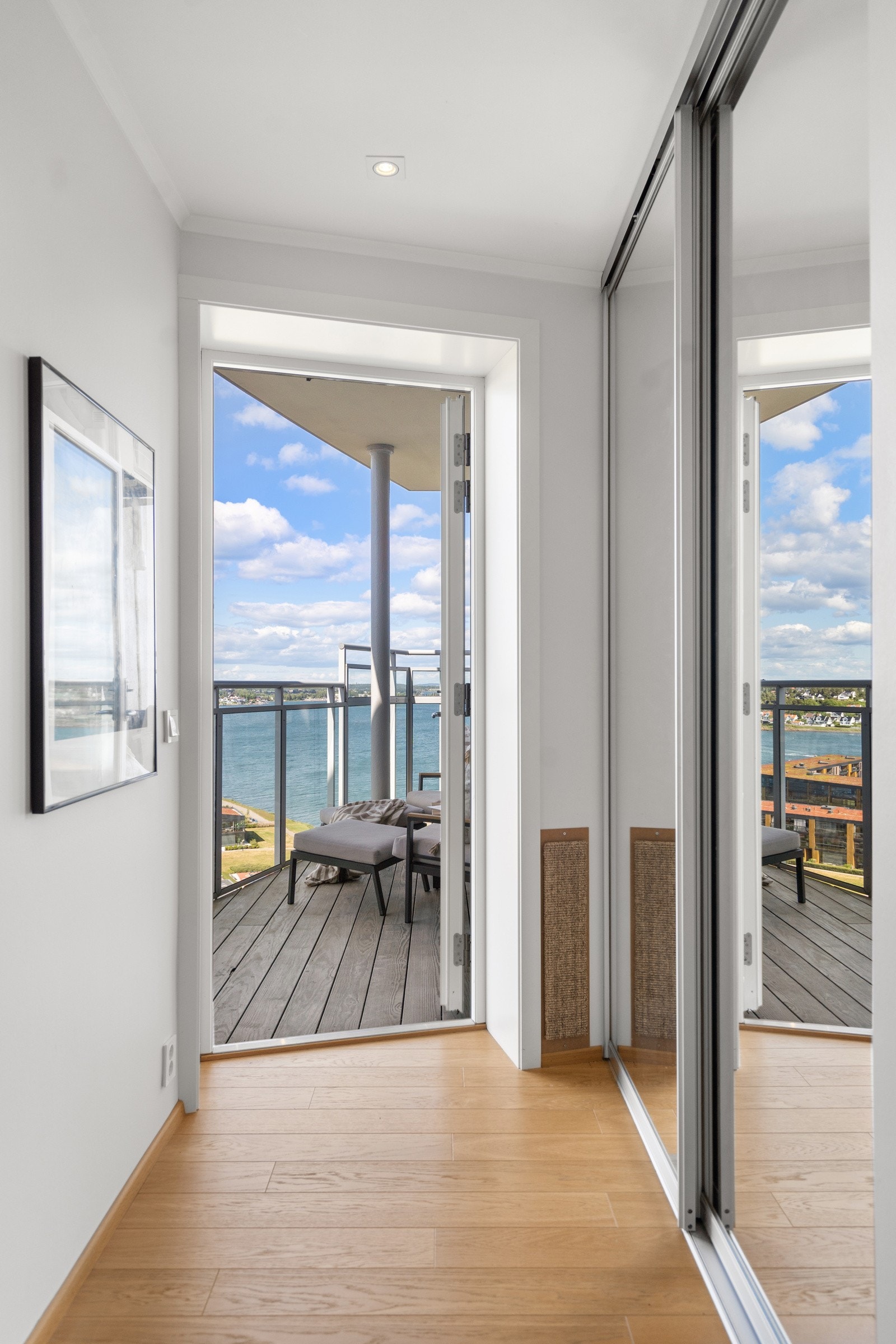 Fra entrèen er det utgang til vestvendt balkong Galleribilde