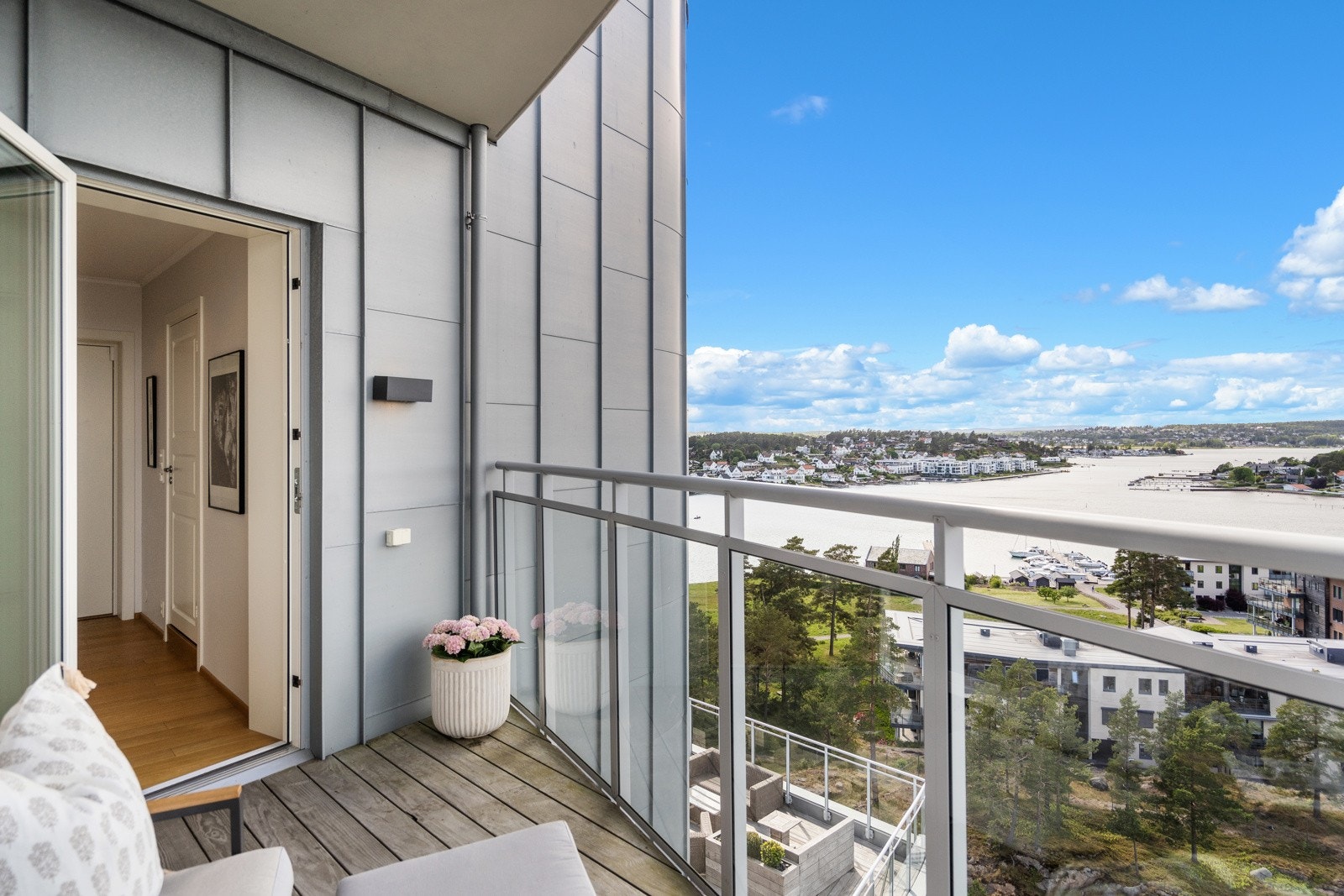 Fantastisk utsikt mot Tønsberg fra den vestvendte balkongen Galleribilde