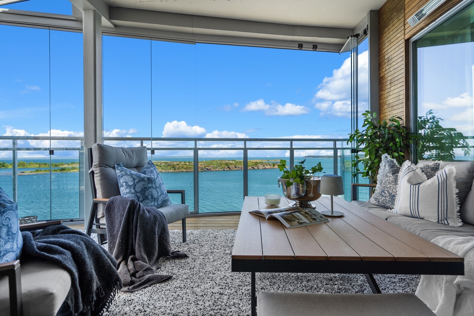 Stor, innglasset balkong som ligger vendt ut mot sjøen Galleribilde