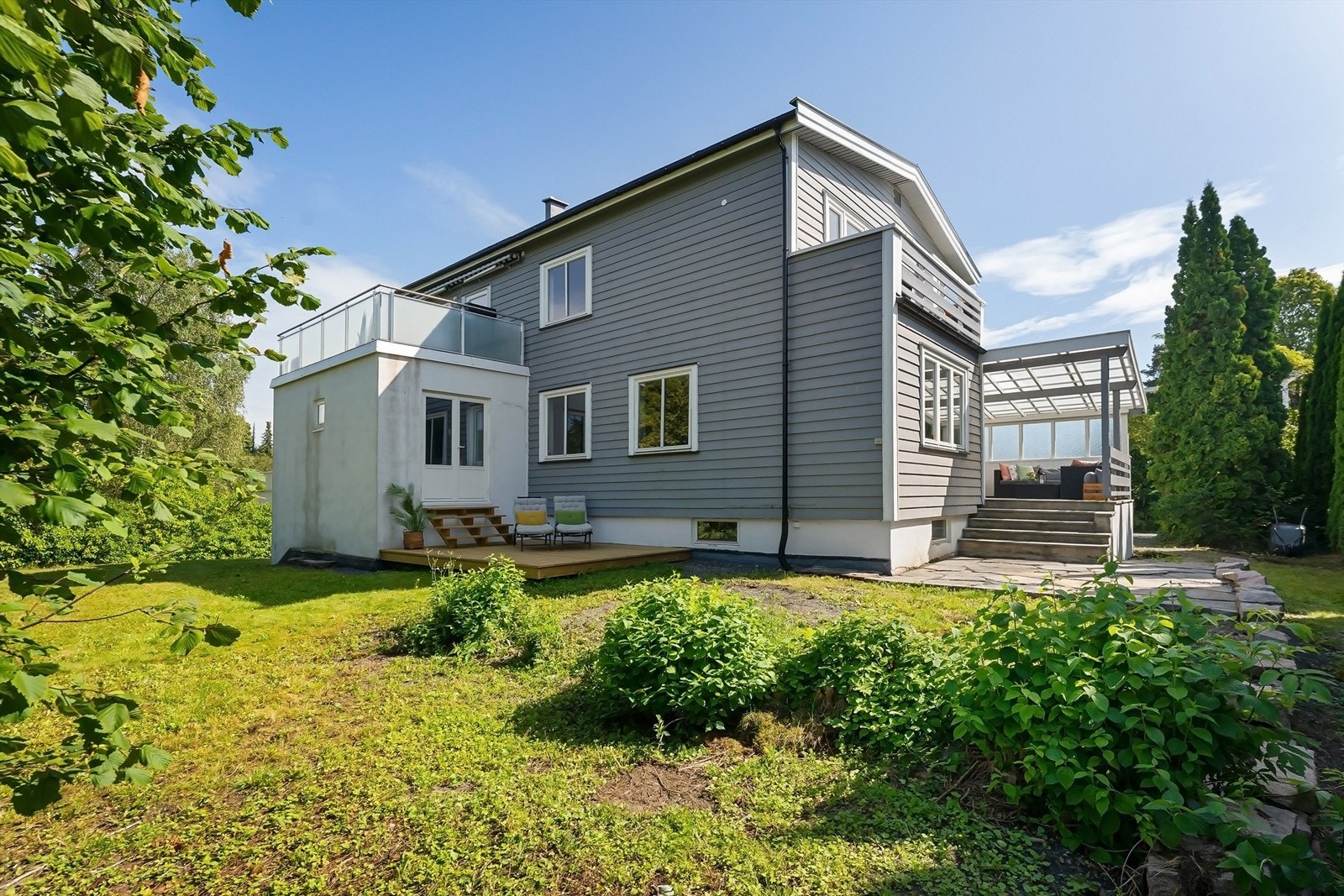 Stor sol rik hage med gode muligheter Galleribilde