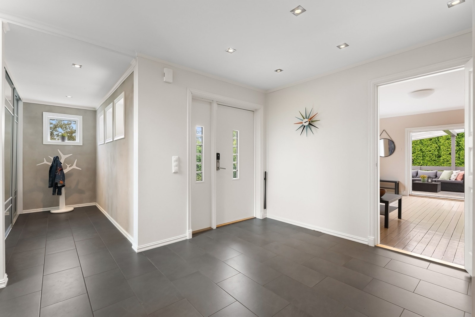 Romslig og lys entré med generøs skapplass - perfekt for både sko og yttertøy Galleribilde