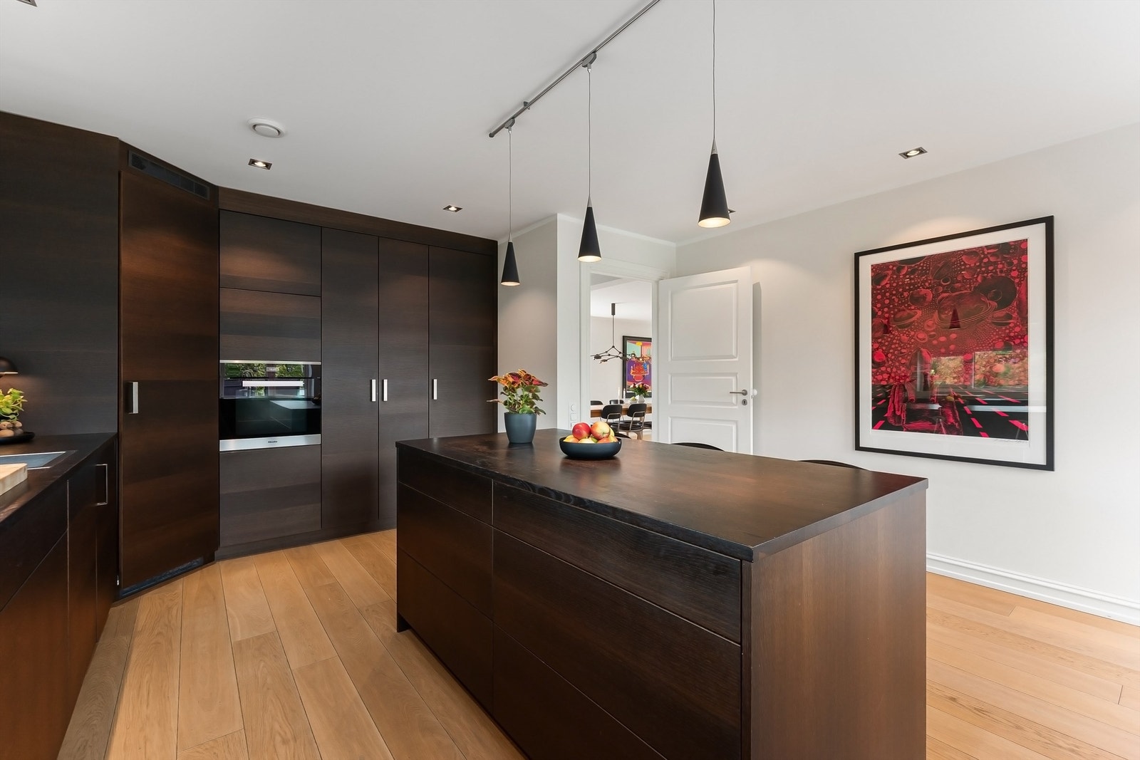 Lekkert Kvänum-kjøkken fra 2014 med kjøkkenøy som gir både ekstra arbeidsflate og sosial sone Galleribilde