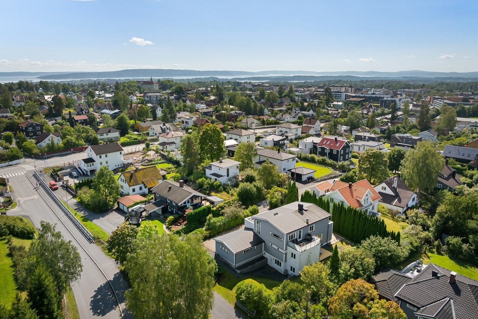 Perfekt plassert på solrik høyde i et av Bekkestuas mest attraktive boligstrøk Galleribilde