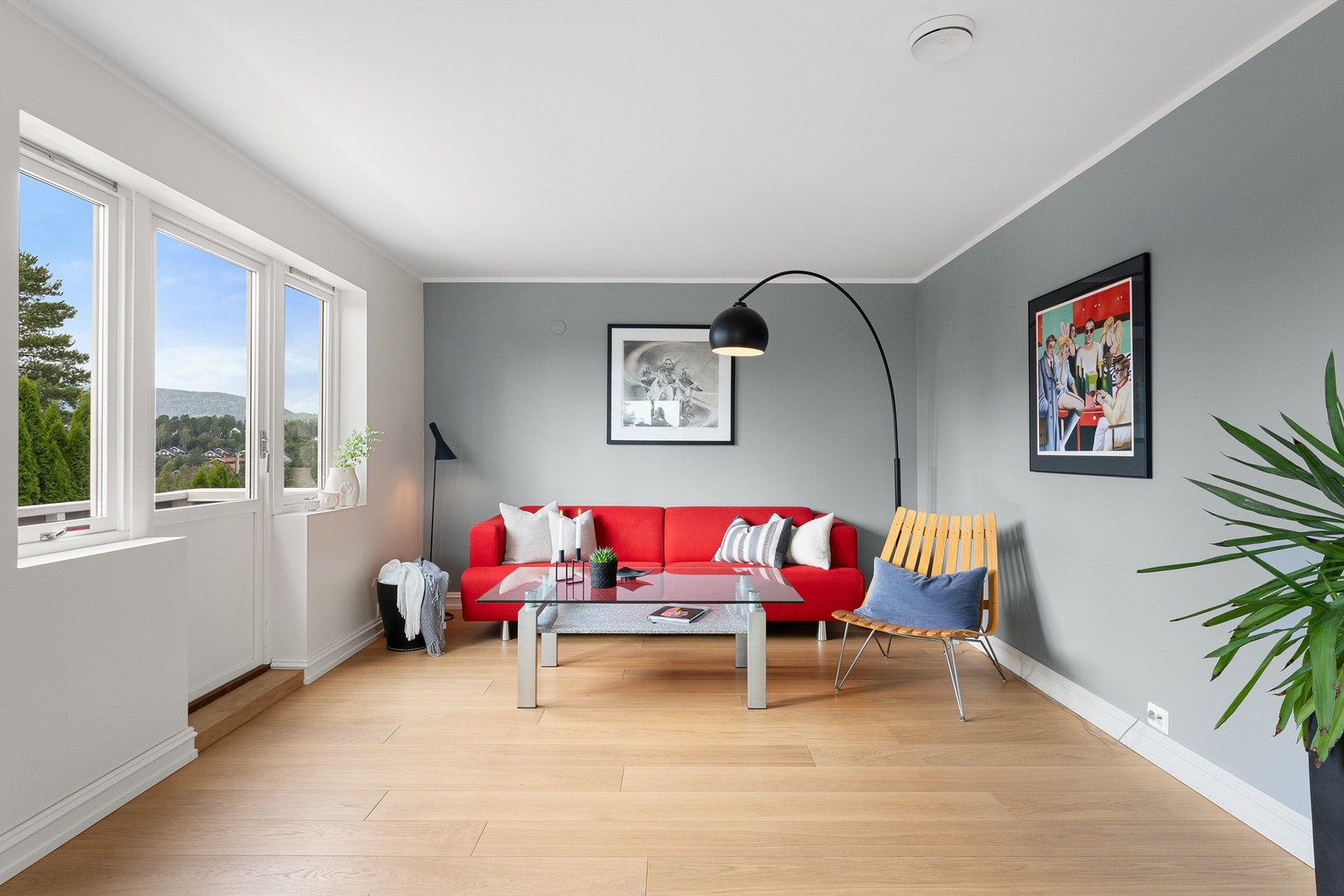 Romslig stue som med flere møbleringsmuligheter etter eget ønske Galleribilde