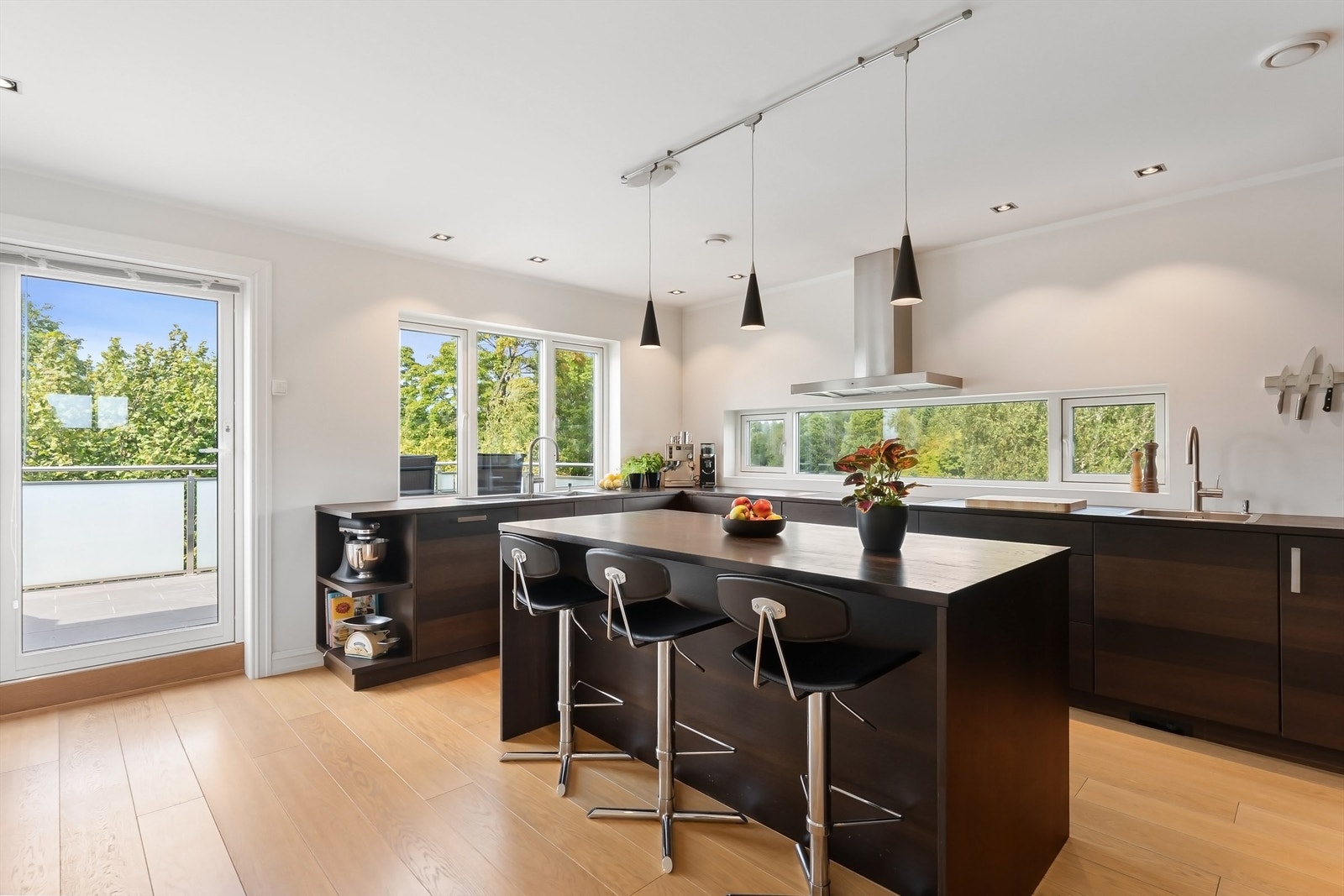 Fra kjøkkenet er det lett tilgang til romslig balkong på 16 kvm Galleribilde