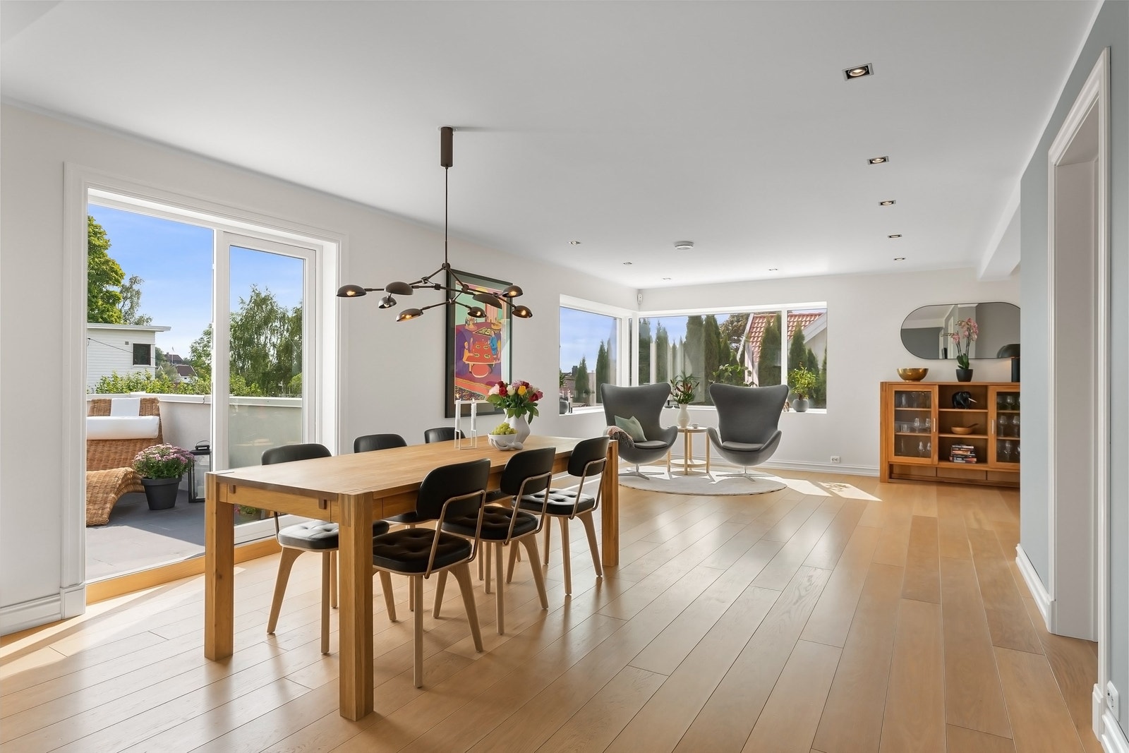 Boligen har en lys og luftig planløsning, vannbåren varme i alle gulv unntatt "barneavdelingen" Galleribilde