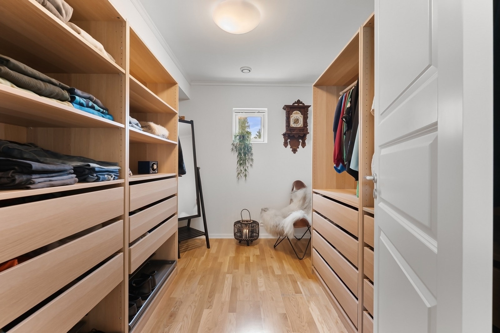 Romslig walk-in-closet Galleribilde