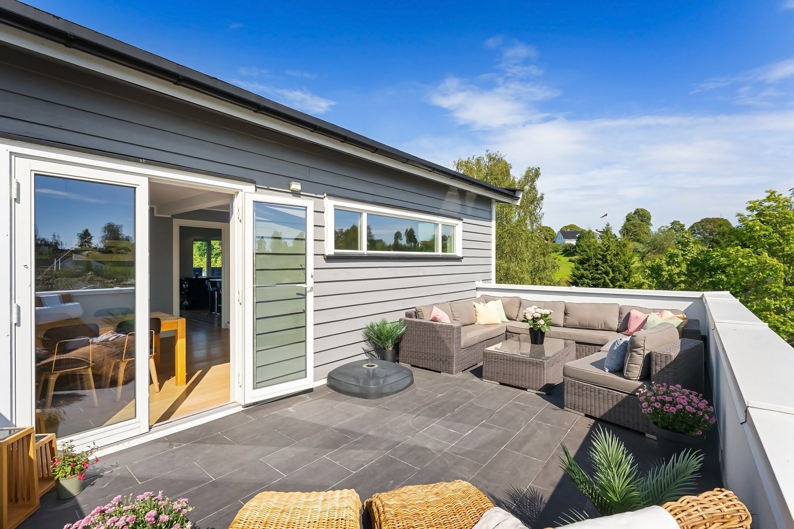 Balkongen nås via stuen, noe som skaper en sømløs overgang og gjør det enkelt å ta med seg oppholdet ut Galleribilde