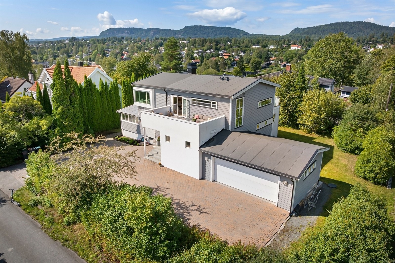 Her får du en unik kombinasjon av privatliv, førsteklasses beliggenhet og gjennomtenkte løsninger samt dobbel garasje og stor gårdsplass Galleribilde