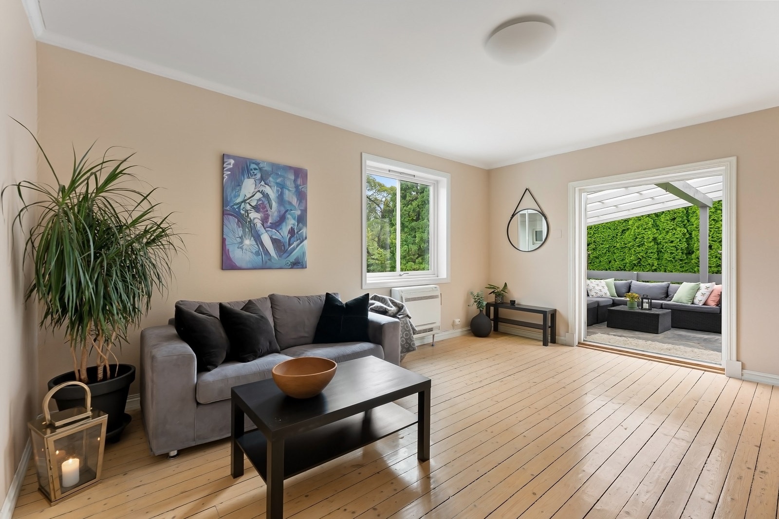 Fra tv-stuen er det lett tilgang til terrasse på 14 kvm Galleribilde