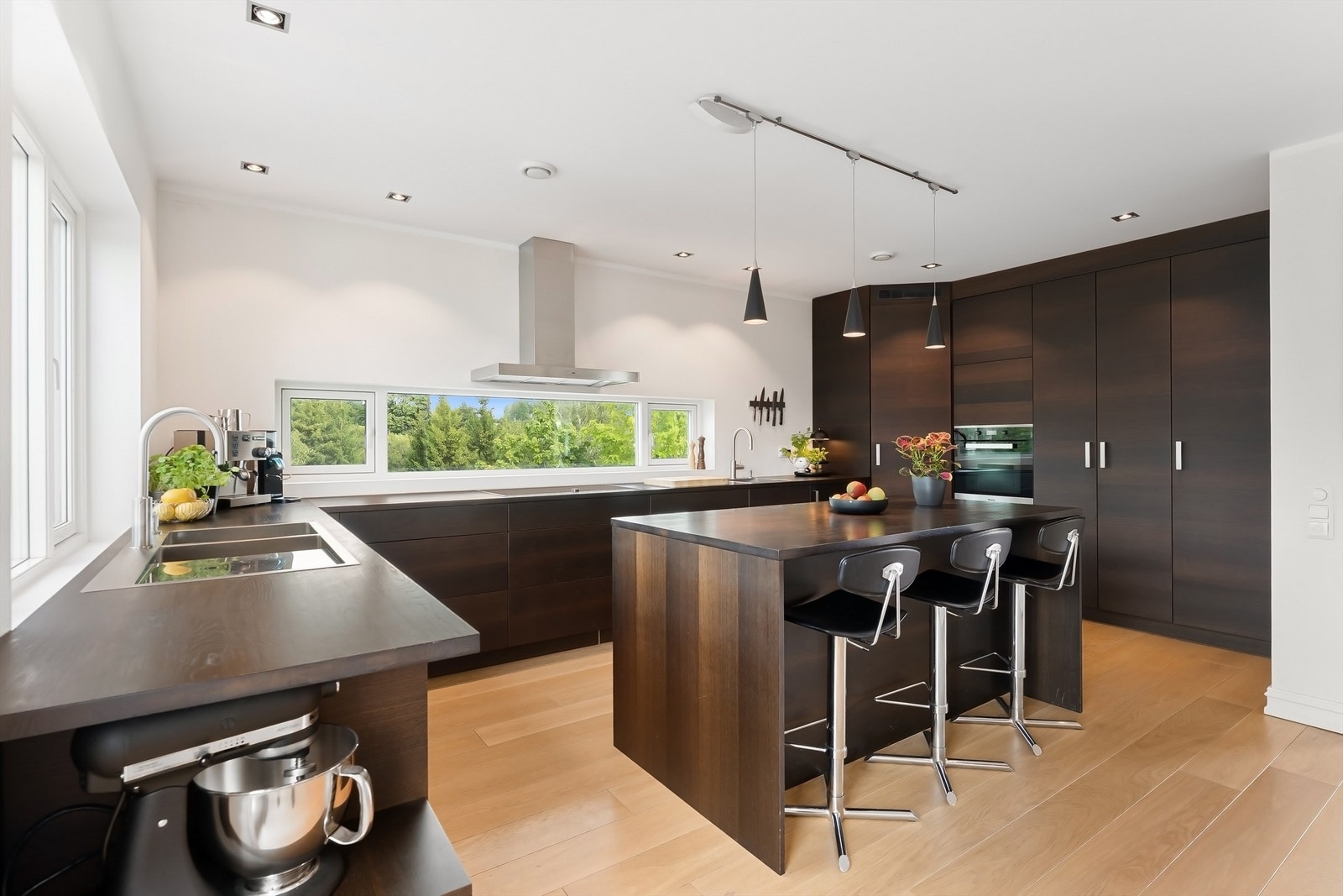 Benkeplater i heltre og to oppvaskkummer med ett-greps armatur Galleribilde