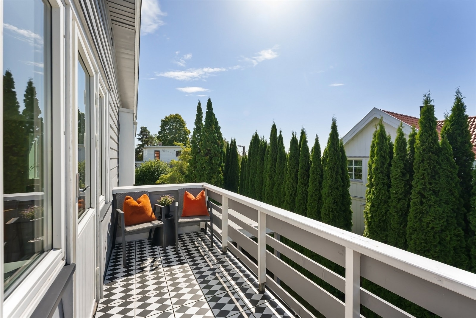 Fra stuen har man lett tilgang til overbygget terrasse på 14 kvm Galleribilde