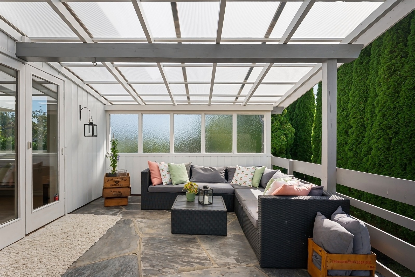 Romslig terrasse med tak og gode muligheter for møblering etter eget ønske Galleribilde