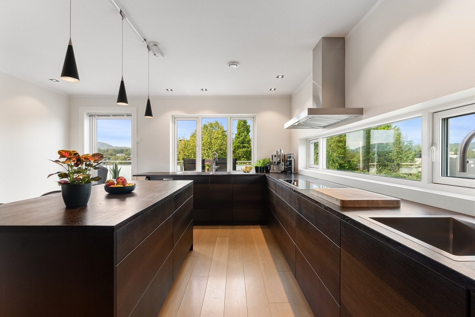 Over benk er det malte flater og praktiske stikkontakter Galleribilde