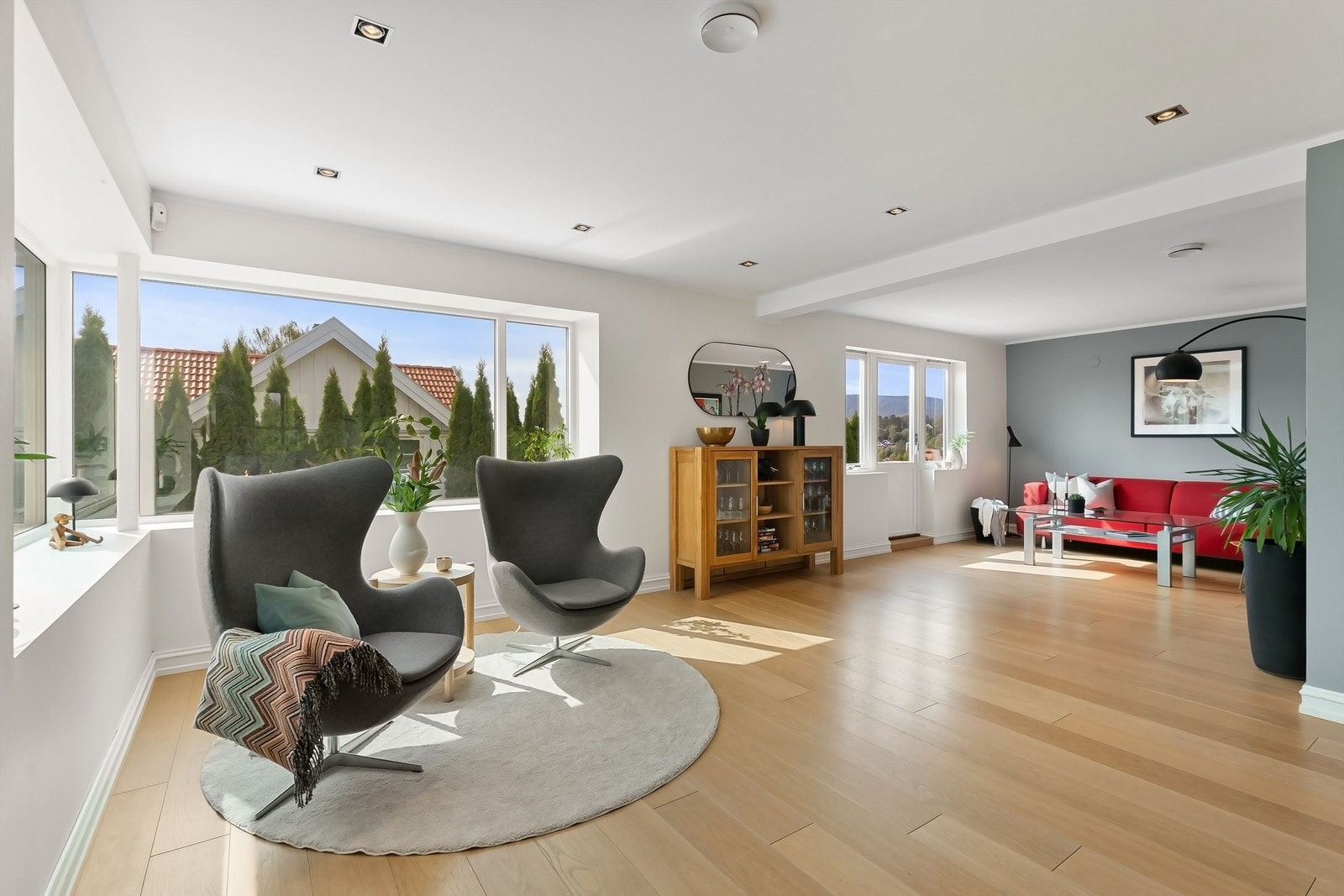 Screens på hjørnevinduet gir effektiv solskjerming Galleribilde