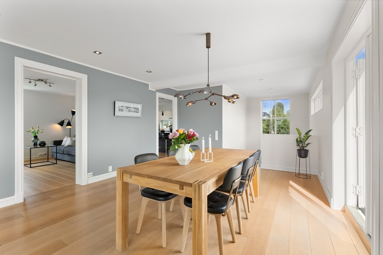 Spisestuen har god plass til stort spisebord og øvrig møblement Galleribilde