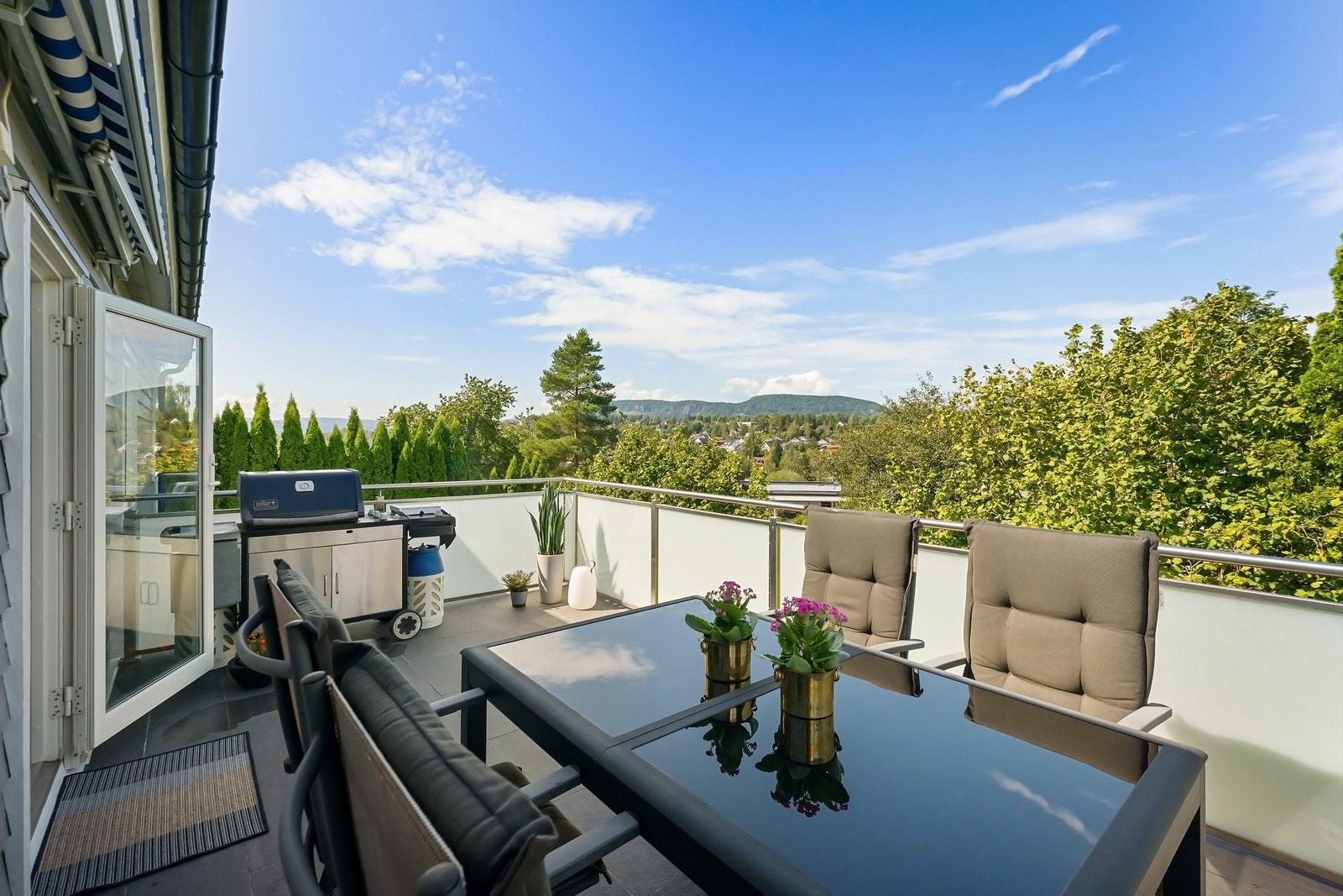 Fra kjøkkenet er det utgang til balkongen, som fungerer som et naturlig samlingspunkt for måltider og hyggelige stunder ute Galleribilde