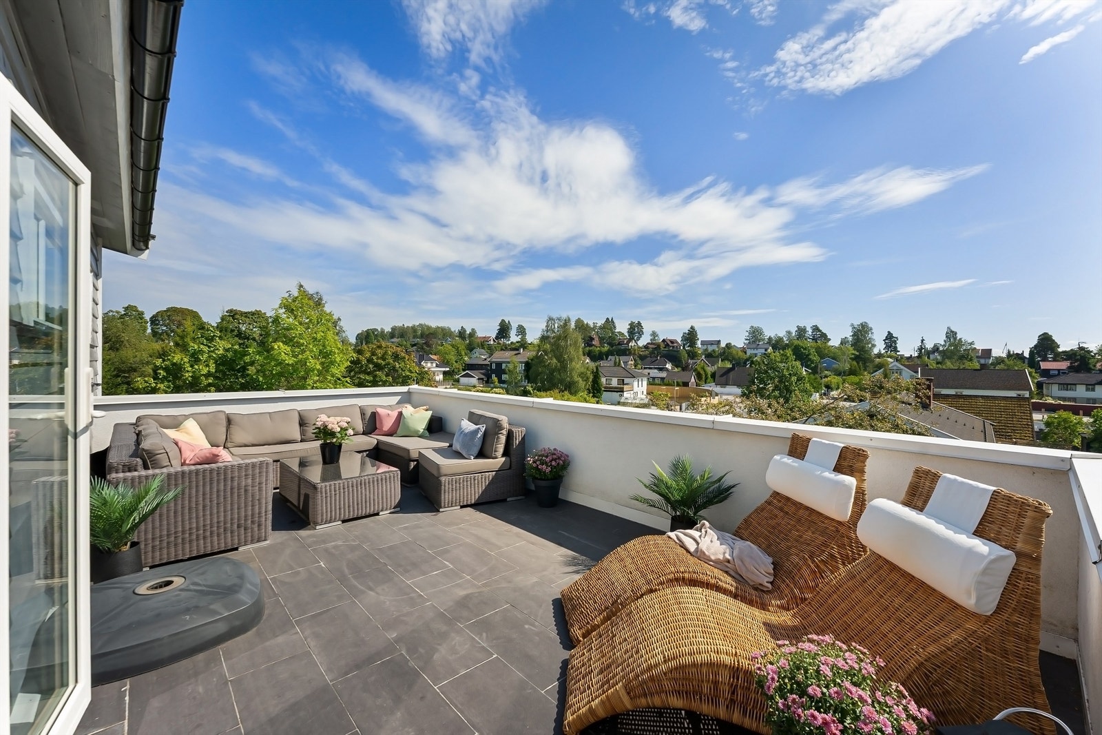 Luftig og solrik balkong på 22 kvm, perfekt for sosiale sammenkomster og rolige stunder Galleribilde