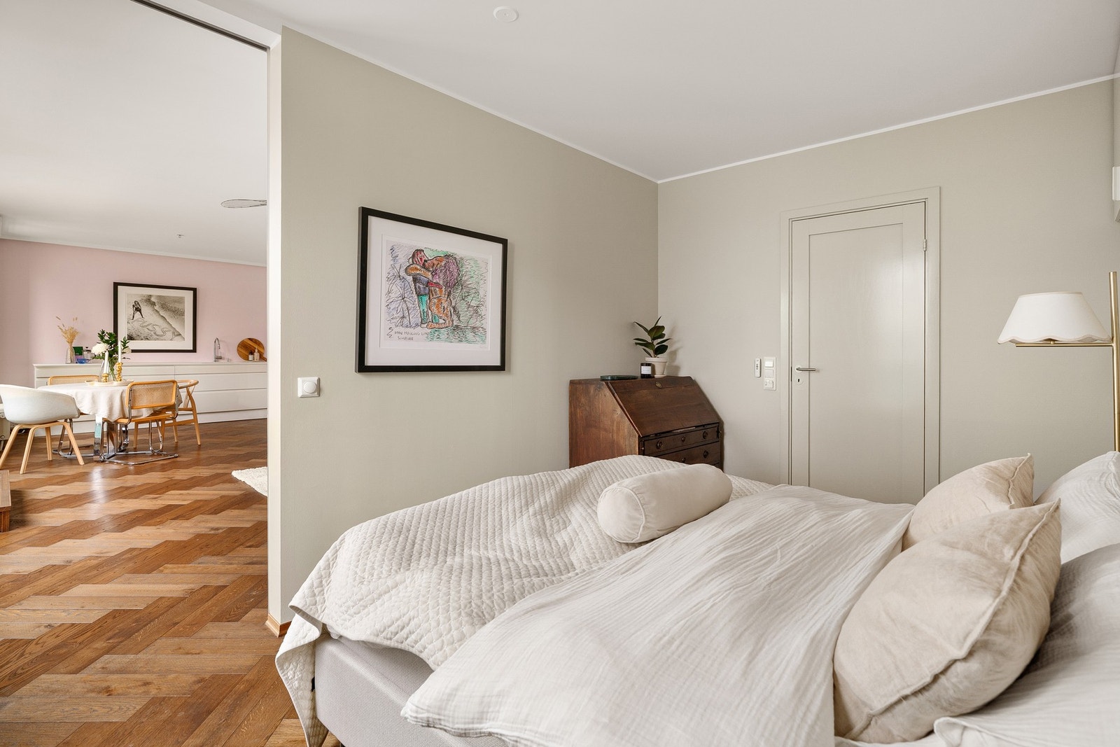 Fra soverommet er det direkte adkomst til boligens bad. Galleribilde