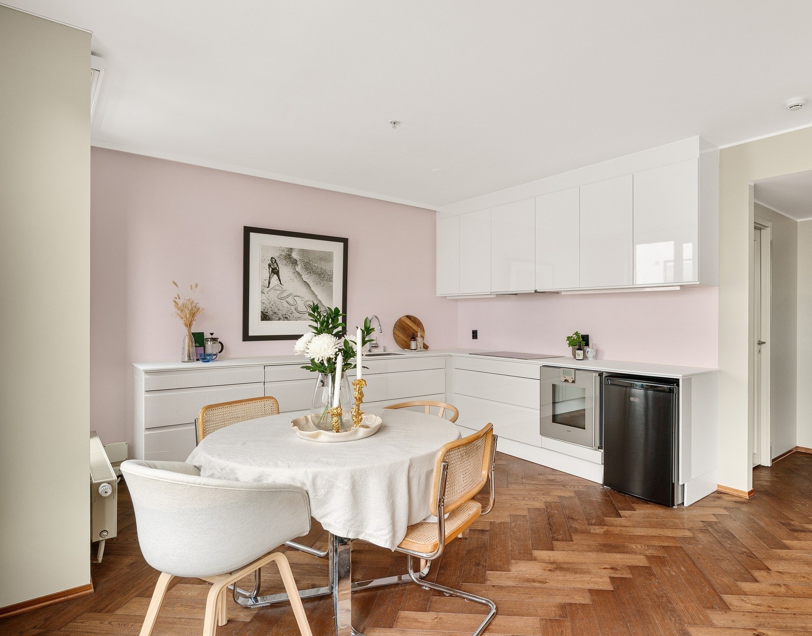 Velegnet plass til spisestue som gir et naturlig skille mellom kjøkken- og stuedel Galleribilde