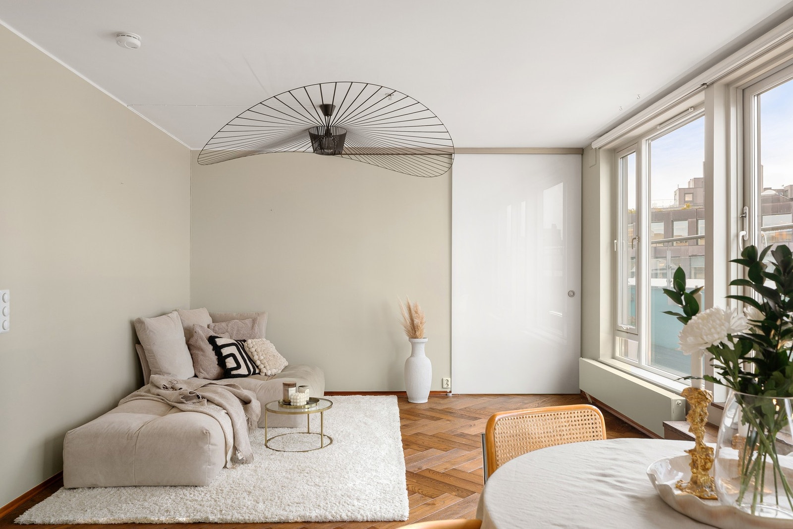 Lekker fiskebensparkett i boligen. Galleribilde