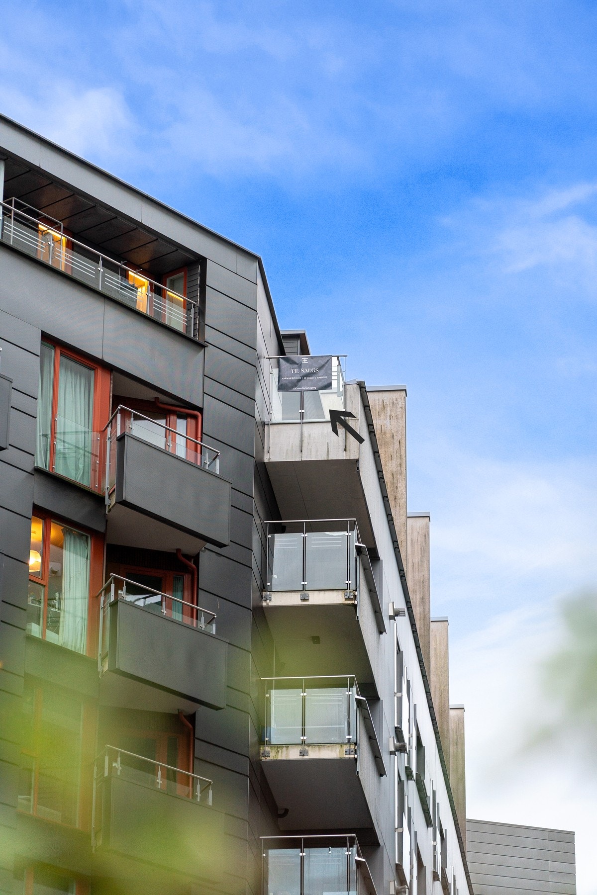 Høyt der oppe er boligen. Se pilen for beskrivelse. Galleribilde