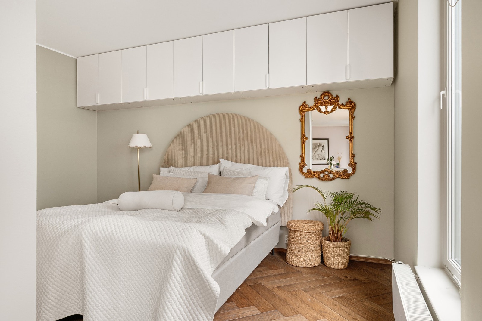 Soverom av god størrelse med plass til dobbeltseng og tilhørende nattbord. Galleribilde