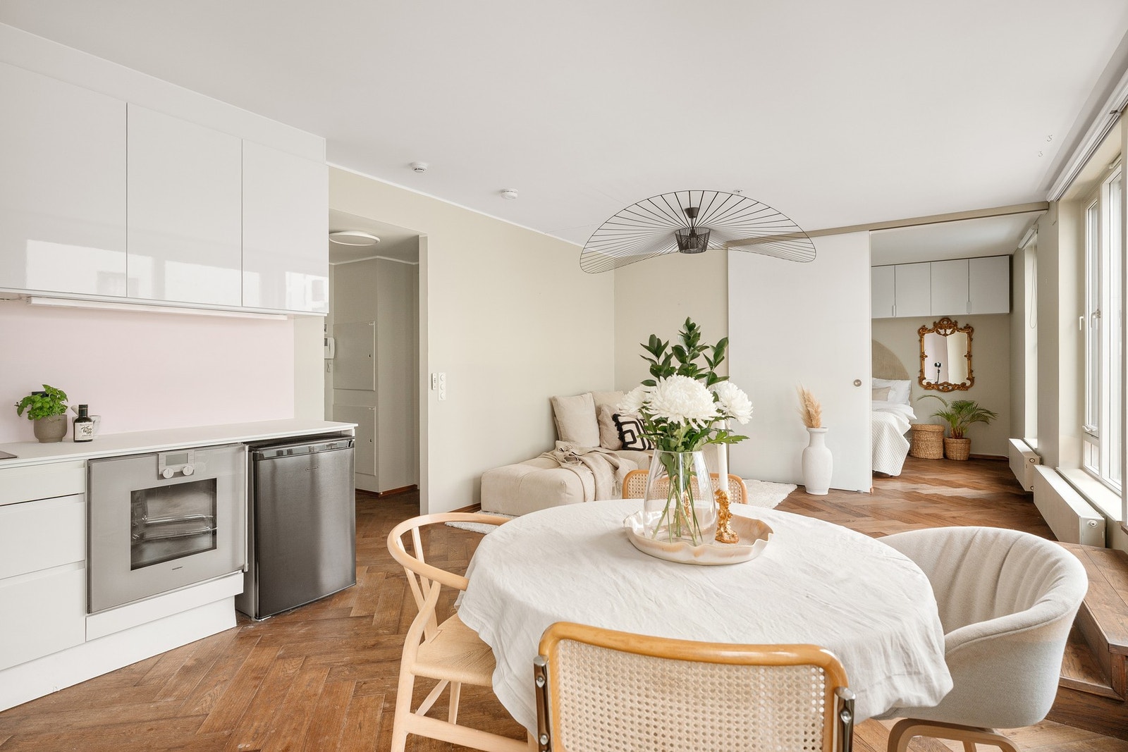 Praktisk skyvedør mellom stue og soverom. Galleribilde