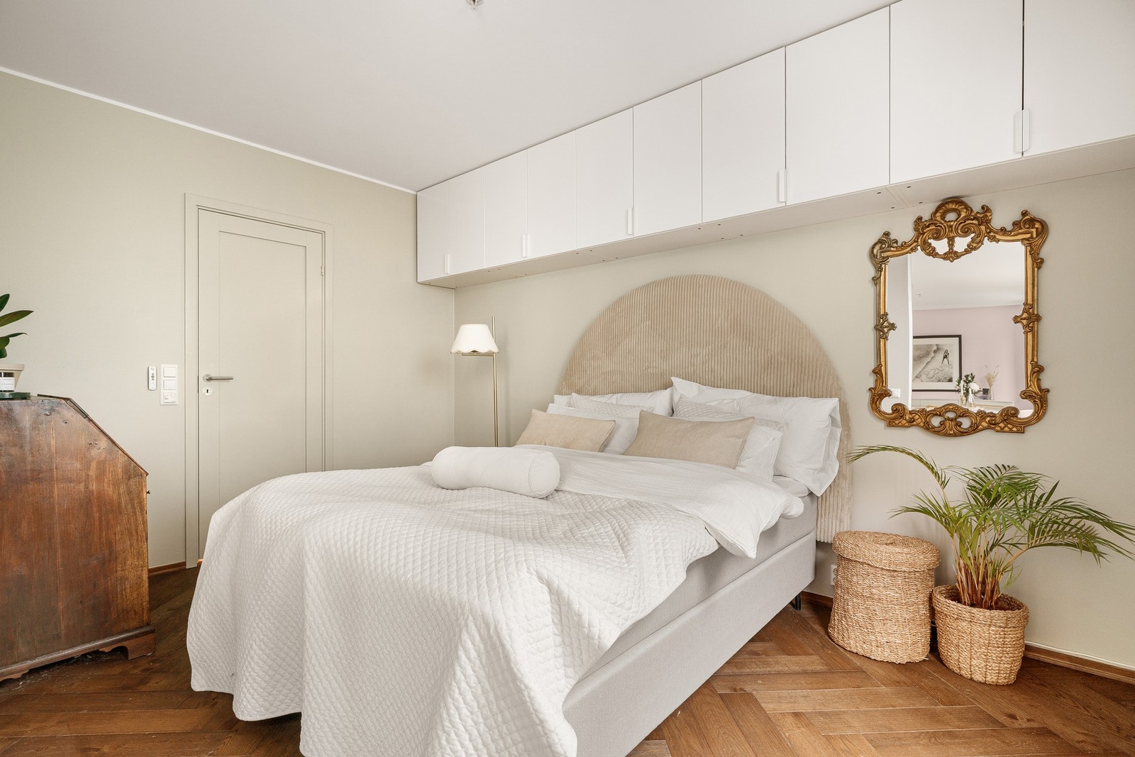 Vegghengte skap for oppbevaring. Videre er det plass til ytterligere oppbevaringsløsninger i rommet. Galleribilde