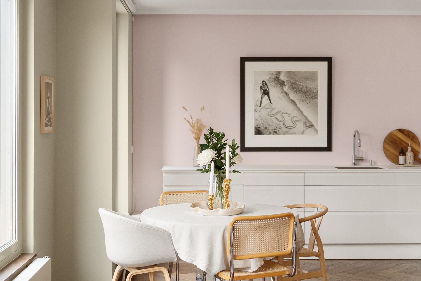 Moderne åpen stue- og kjøkkenløsning med god soneinndeling. Galleribilde